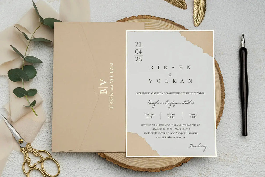 Invito di nozze beige con cornice dorata e busta abbinata