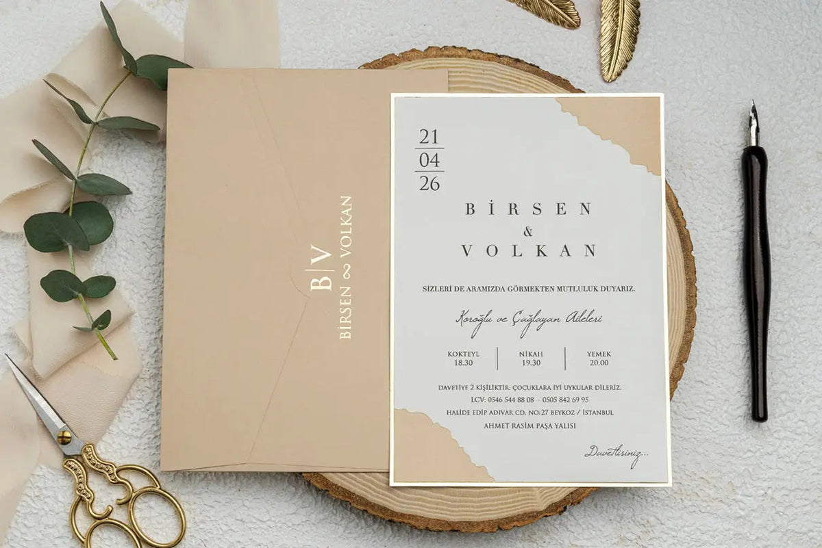 Faire-part de mariage beige avec cadre doré et enveloppe assortie