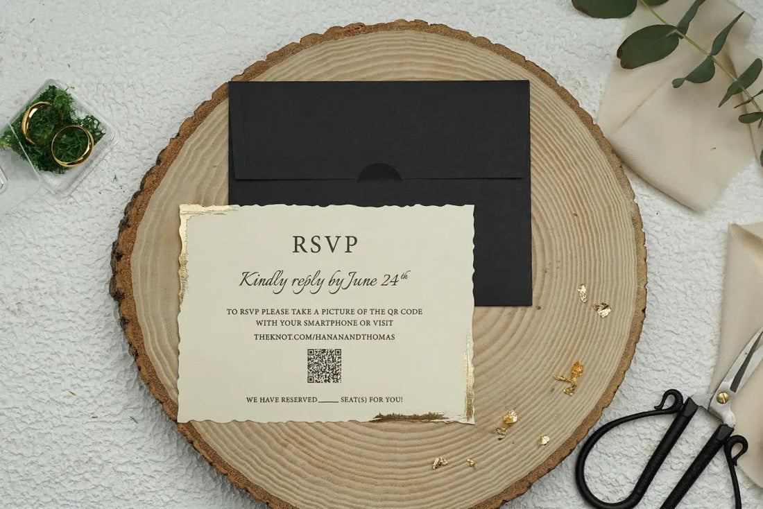 Cartoncino RSVP da matrimonio avorio con bordo sfrangiato e rifinitura dorata, con busta nera