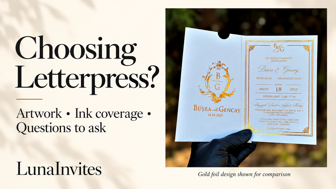 Composizione con IA LunaInvites: invito bianco con lamina dorata e custodia a monogramma accanto a copertina di una guida alla stampa tipografica, mostrata per confronto.