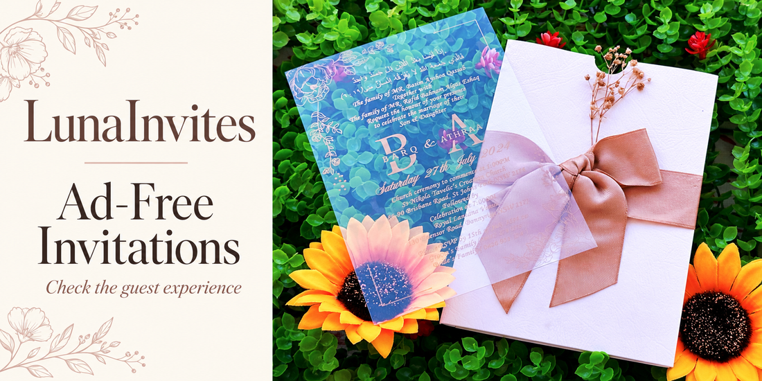 Composizione con IA LunaInvites: invito acrilico trasparente, copertina bianca, fiocco rosa antico e fiori secchi accanto a guida Ad-Free Invitations.