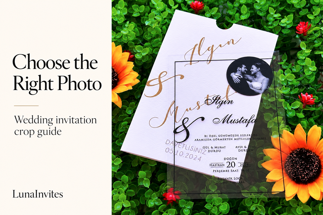 Composição com IA da LunaInvites: convite real em acrílico transparente com retrato circular do casal e envelope branco junto de guia de seleção de fotografias.