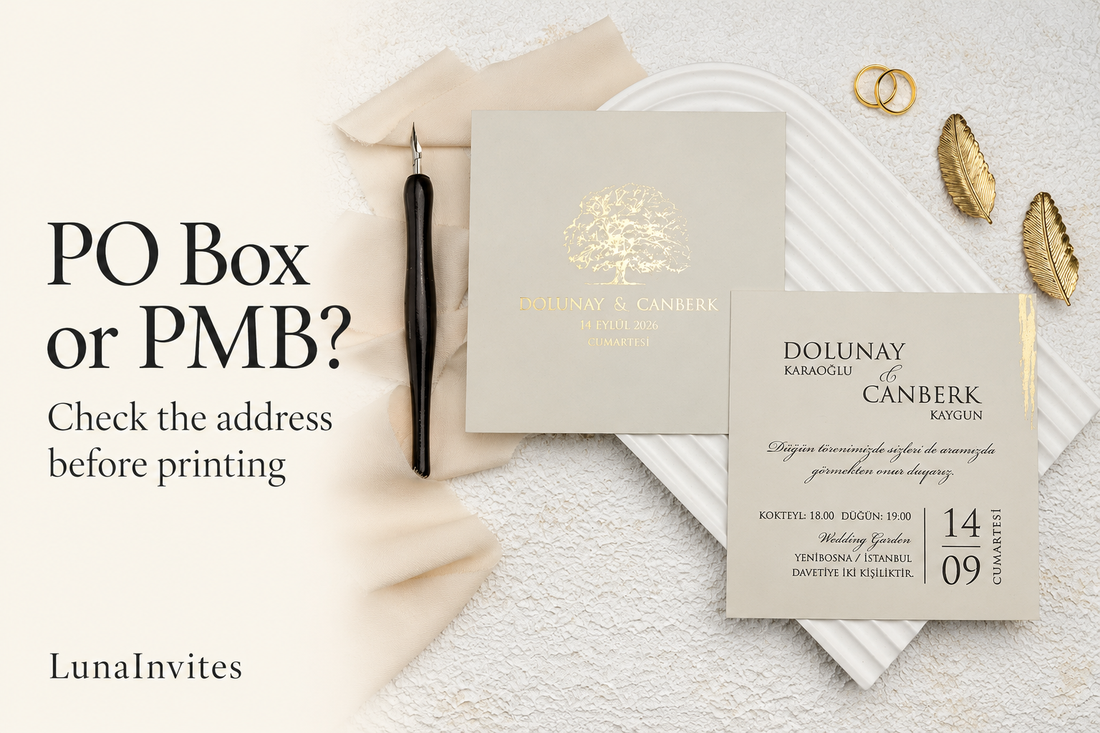 Composição com IA da LunaInvites: convite em papel bege e envelope com árvore dourada junto de texto de verificação de moradas PO Box or PMB.
