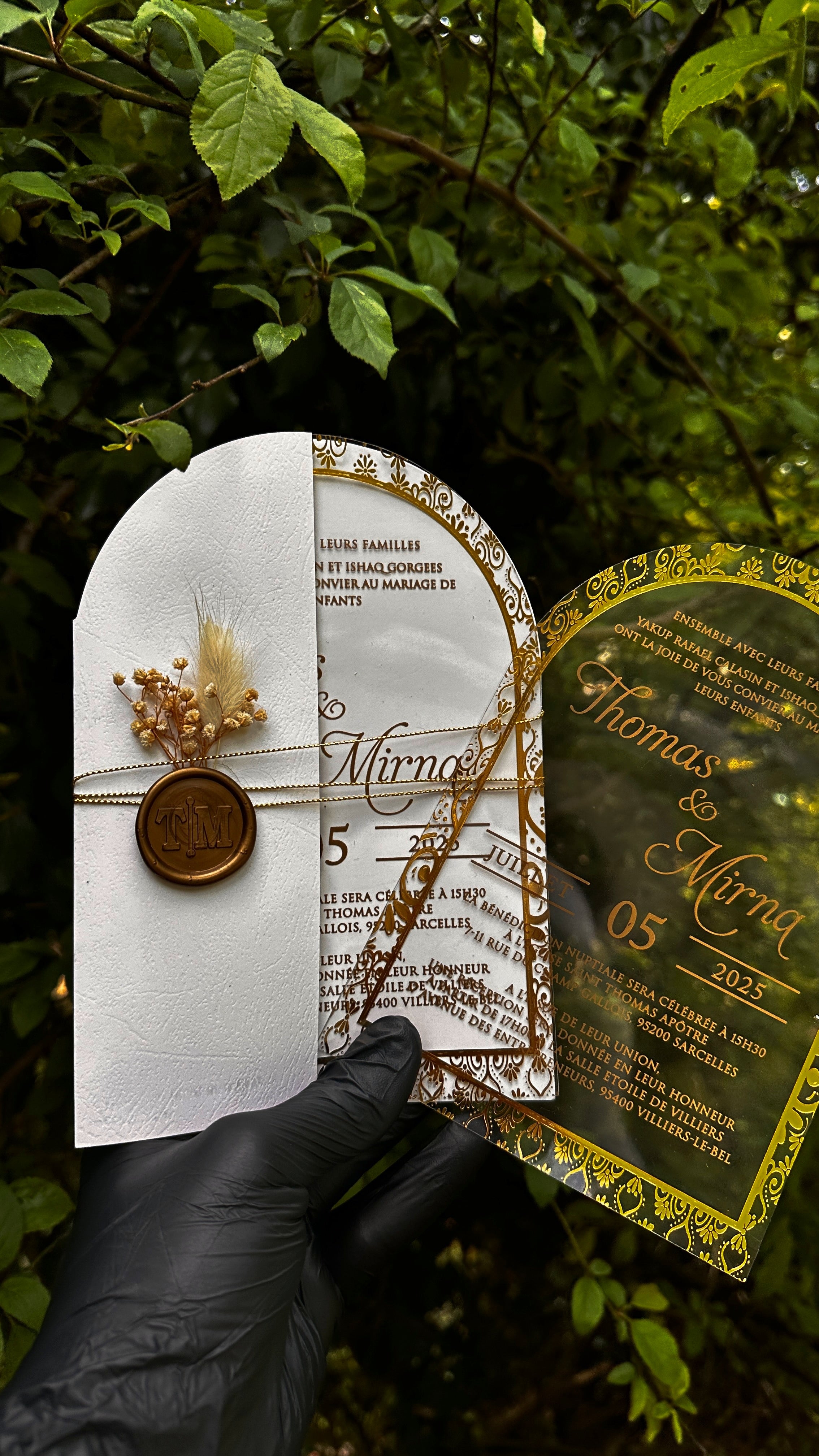 Luxury Arched Acrylic Wedding Invitation with Gold Frame and White Envelope - LunaInvites