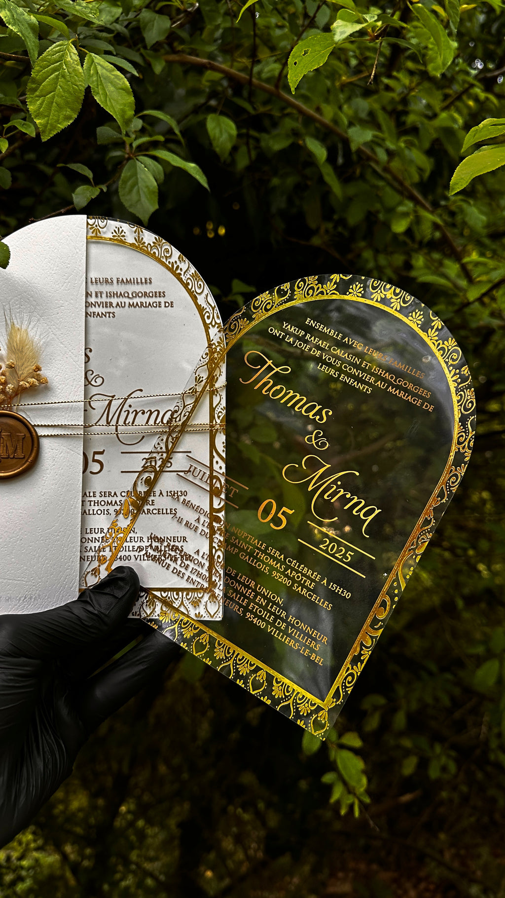 Luxury Arched Acrylic Wedding Invitation with Gold Frame and White Envelope - LunaInvites