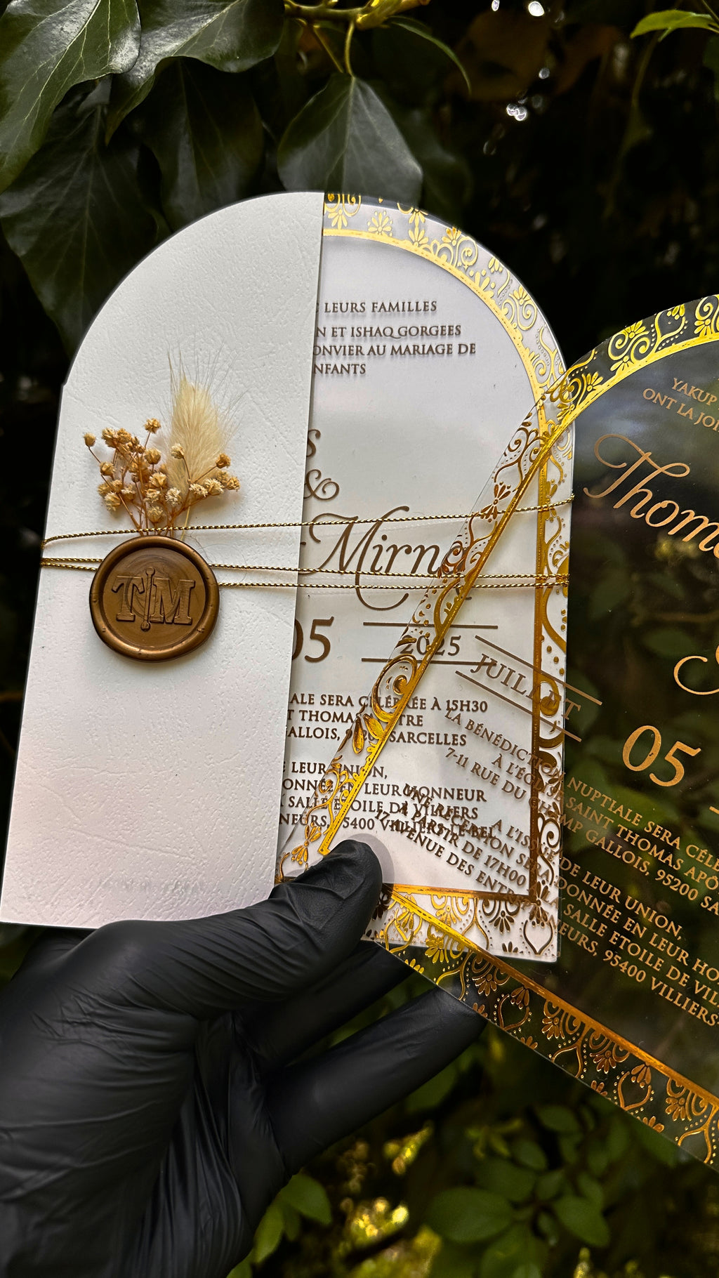 Luxury Arched Acrylic Wedding Invitation with Gold Frame and White Envelope - LunaInvites