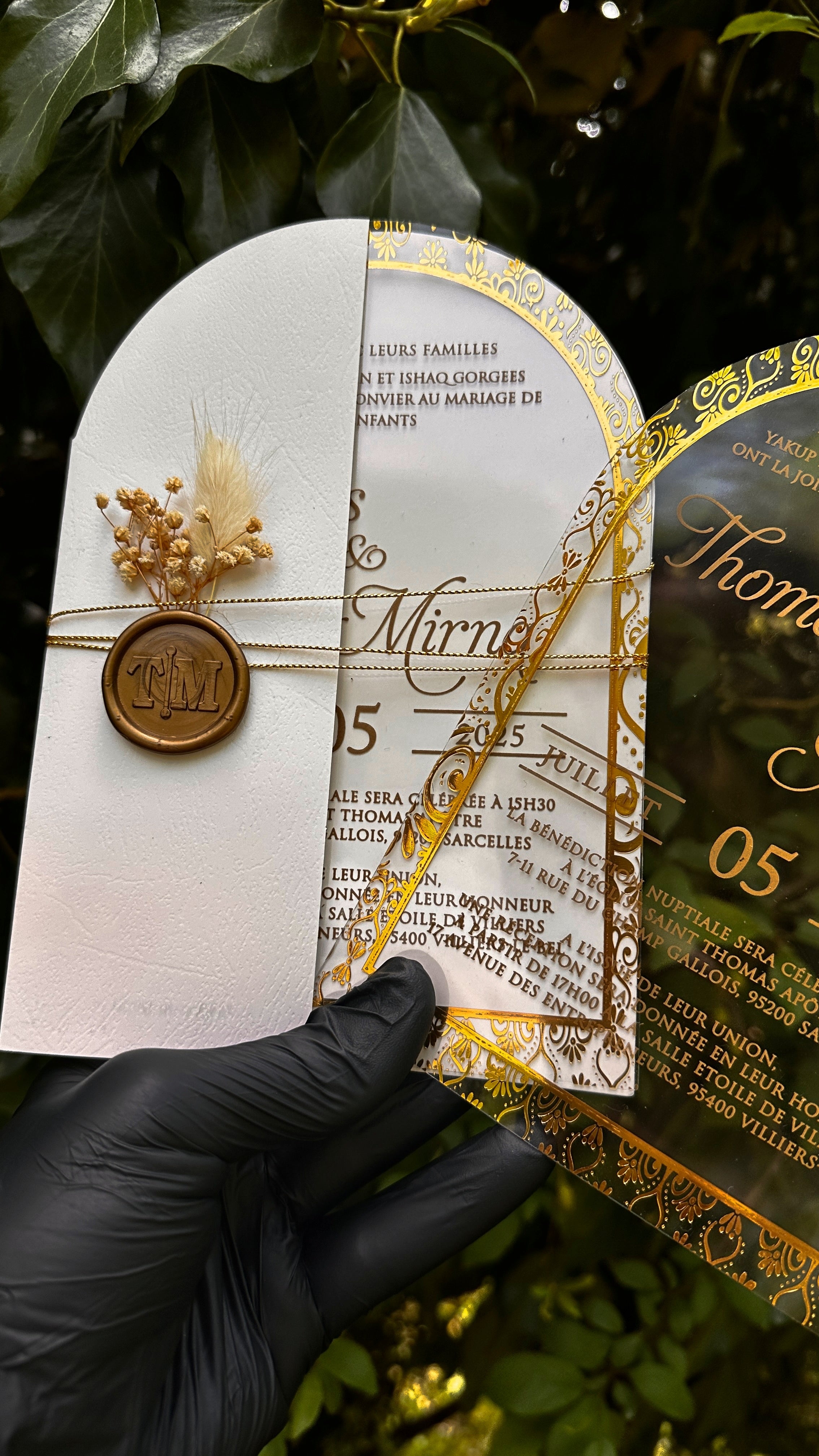 Luxury Arched Acrylic Wedding Invitation with Gold Frame and White Envelope - LunaInvites