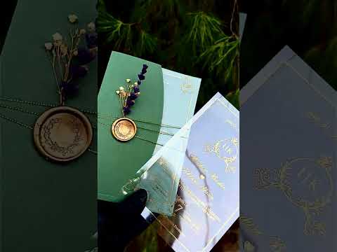 Invitation de mariage en acrylique transparent avec impression dorée et sceau de cire