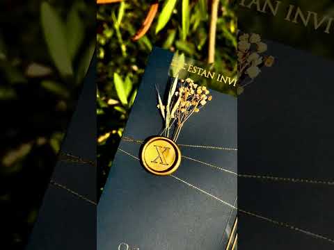 Hochzeitseinladung aus transparentem Acryl mit Golddruck und Wachssiegel