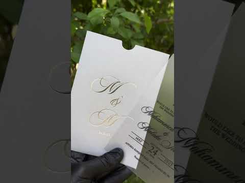 Hochzeitseinladung aus transparentem Acryl mit Golddruck und Wachssiegel