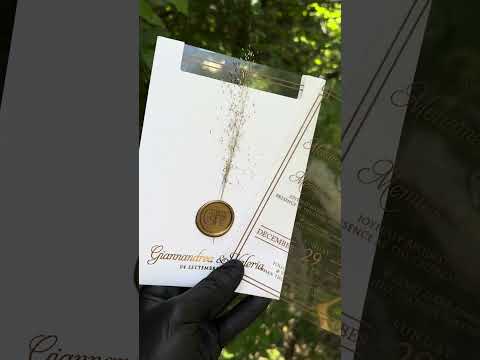 Hochzeitseinladung aus transparentem Acryl mit Golddruck und Wachssiegel