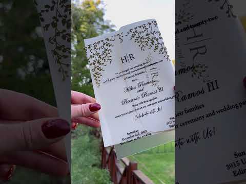 Hochzeitseinladung aus transparentem Acryl mit Golddruck und Wachssiegel
