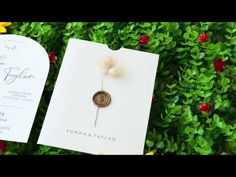 Invitation de mariage en acrylique transparent avec impression dorée et sceau de cire