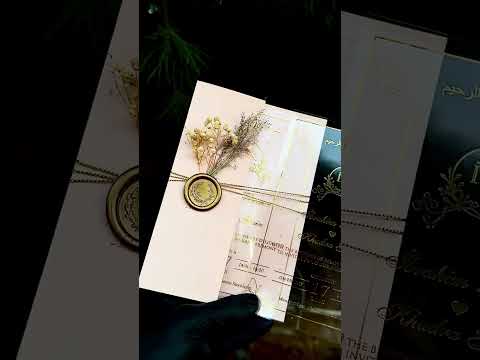Invitation de mariage en acrylique transparent avec impression dorée et sceau de cire