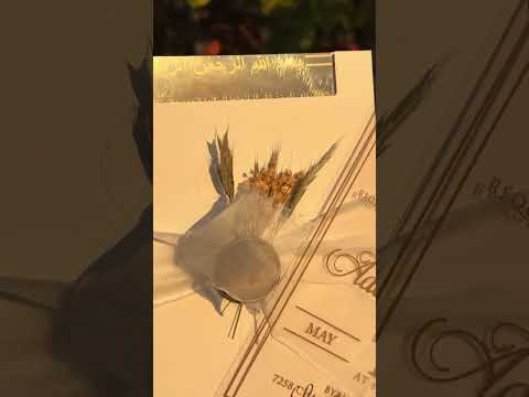 Hochzeitseinladung aus transparentem Acryl mit Golddruck und Wachssiegel