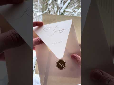 Invitation de mariage en acrylique transparent avec impression dorée et sceau de cire