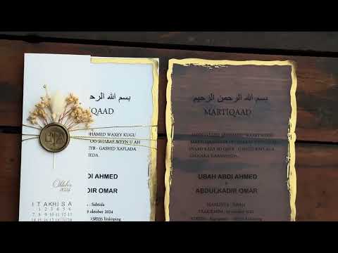 Hochzeitseinladung aus transparentem Acryl mit Golddruck und Wachssiegel