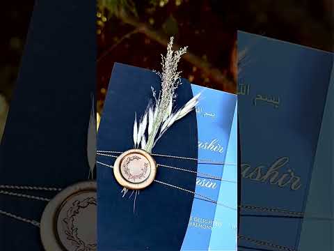 Invitation de mariage en acrylique transparent avec impression dorée et sceau de cire